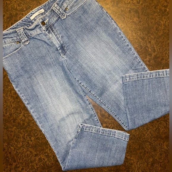 Chico’s Platinum Cropped Jeans with Embellished Pockets in Light-Wash - size 1.5 - Picture 3 of 7